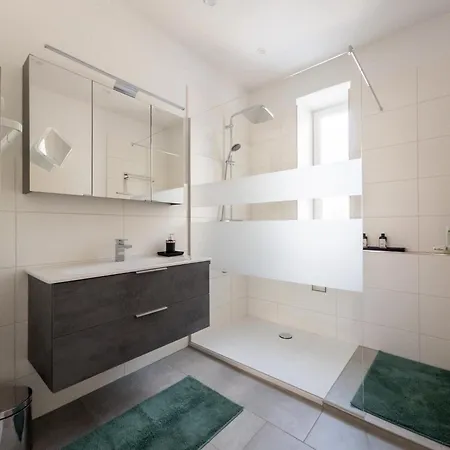 Moll Apartment *